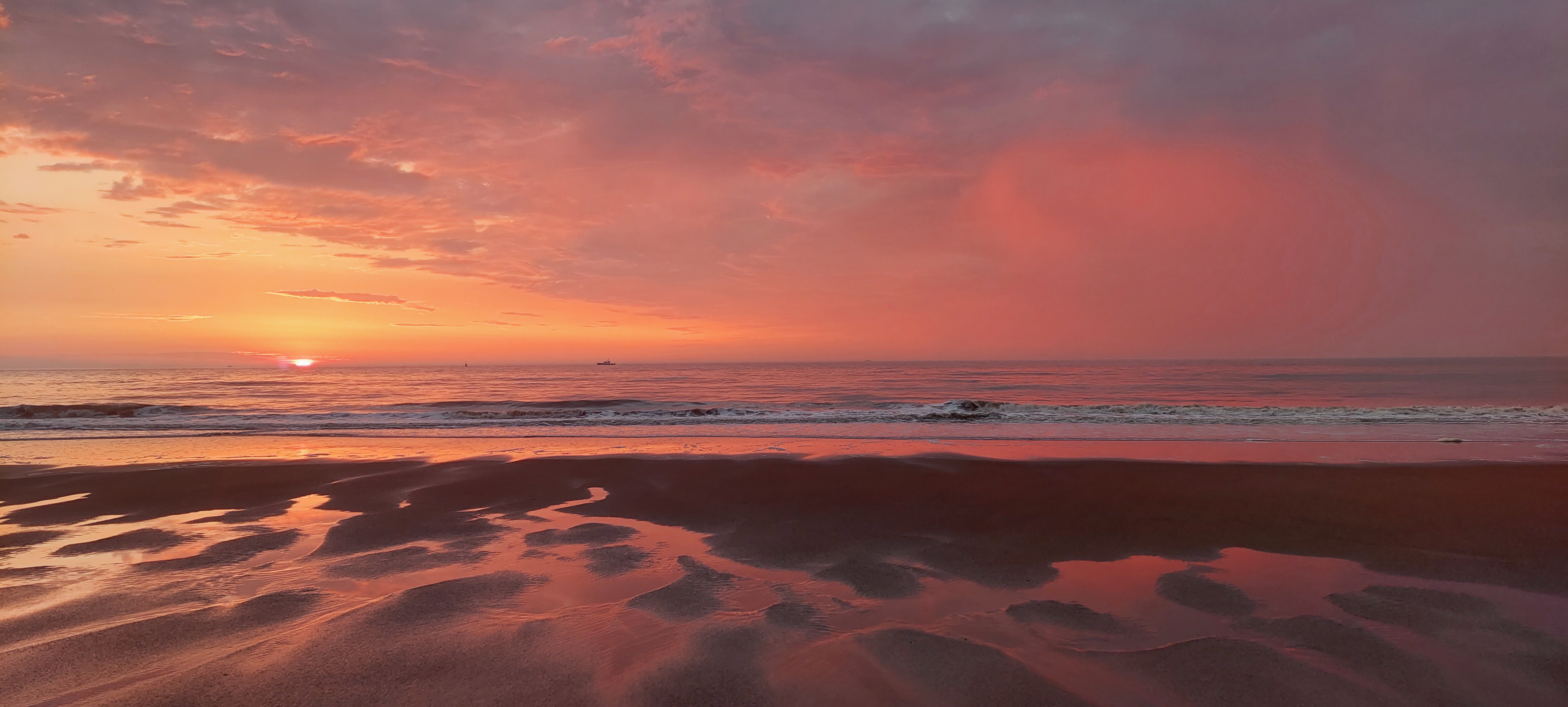 zonsondergang boven zee