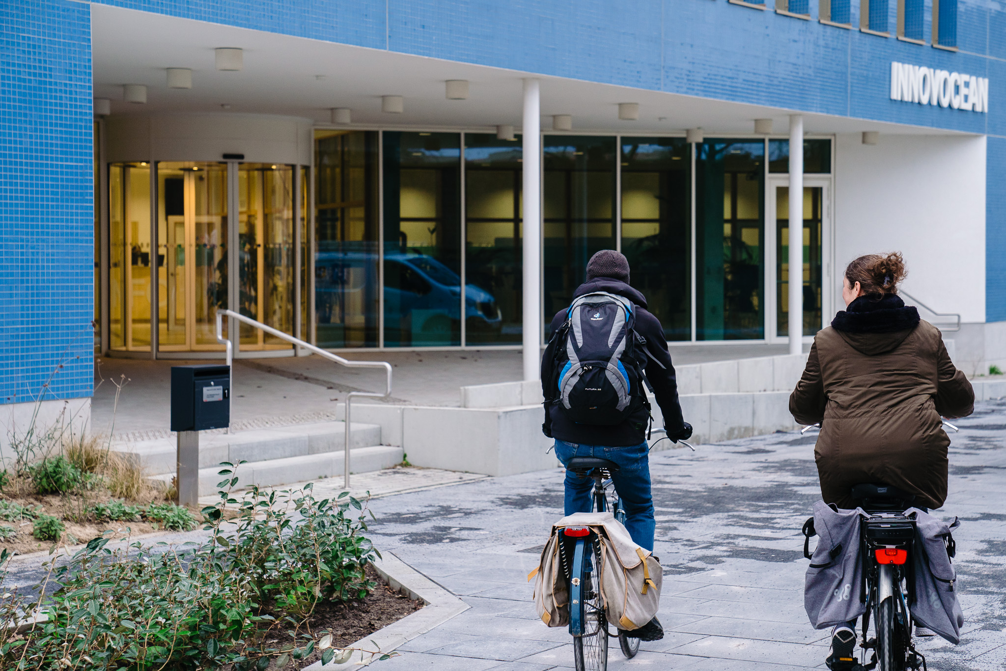 Fietsers komen aan bij hoofdingang InnovOcean Campus