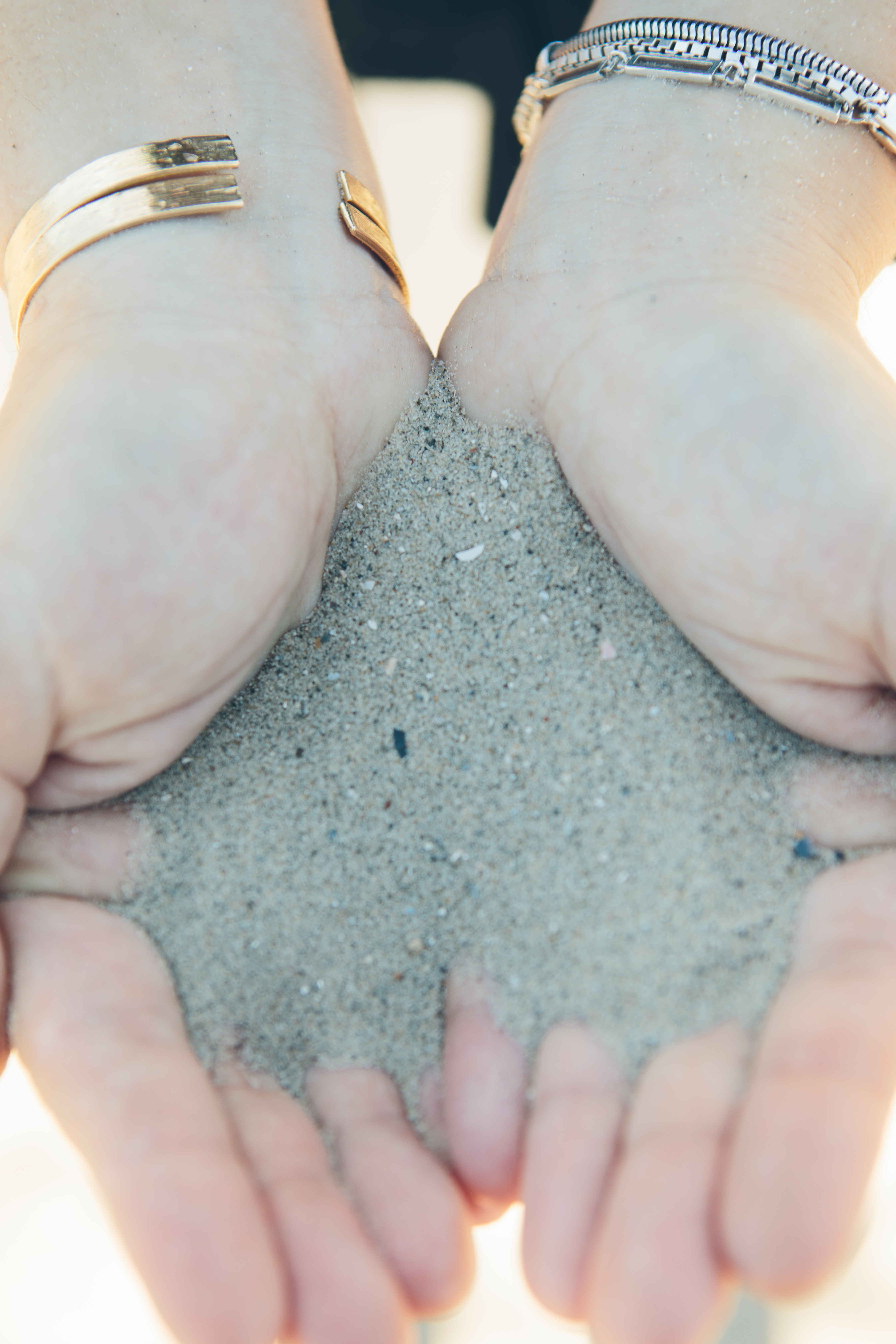 twee handen met zand