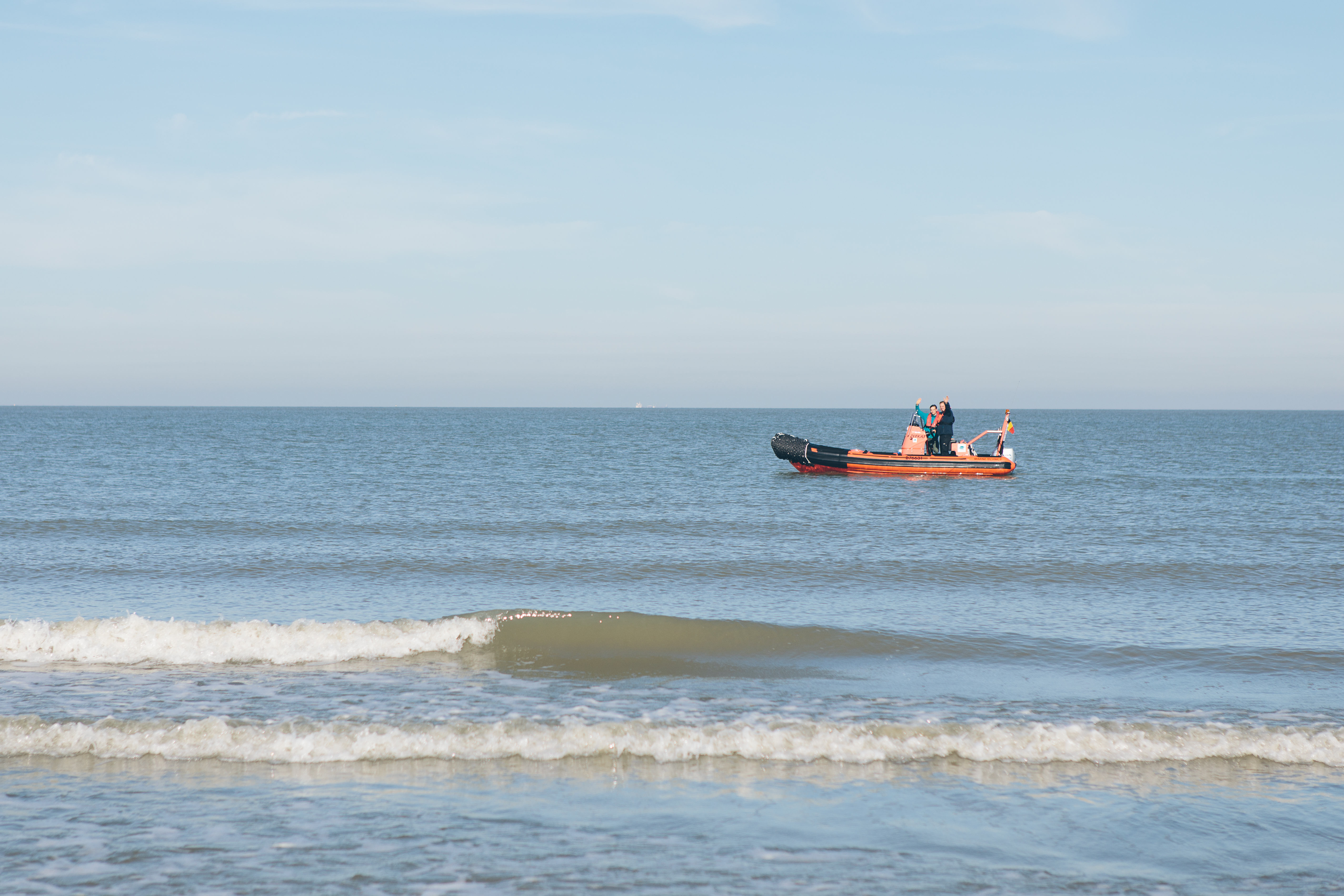 Zodiac vaart op de zee