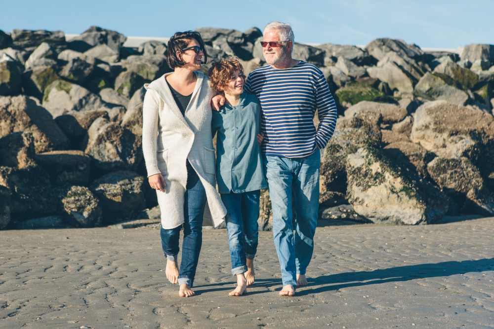 gezin wandelt op strand