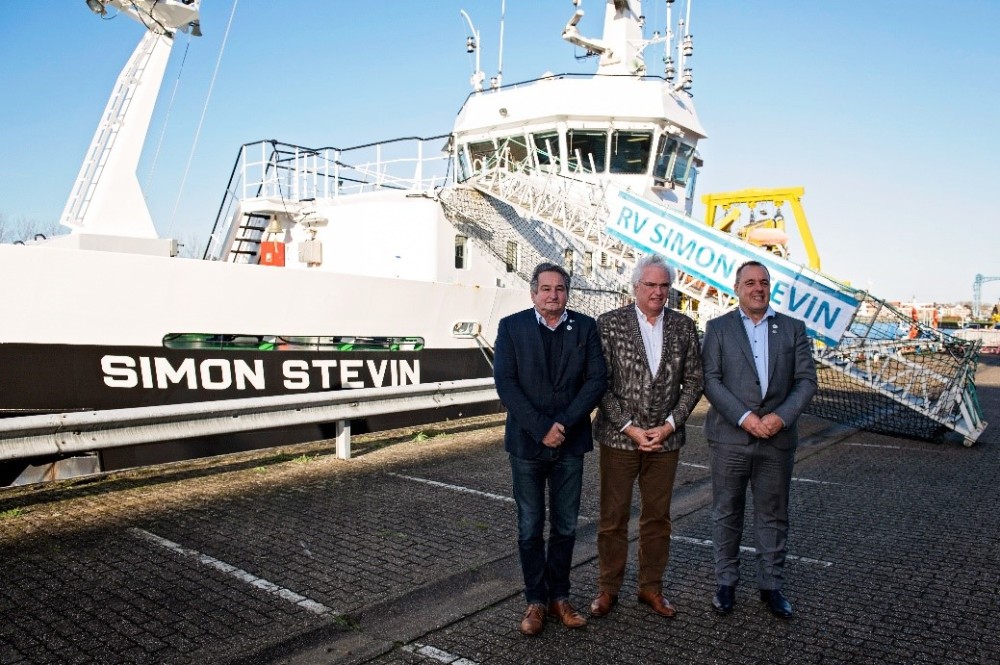 Colin Janssen, voorzitter van de Wetenschappelijke Commissie, Carl Decaluwé, voorzitter van het VLIZ en gouverneur  West-Vlaanderen, en Jan Mees, algemeen directeur van het VLIZ, bij RV Simon Stevin